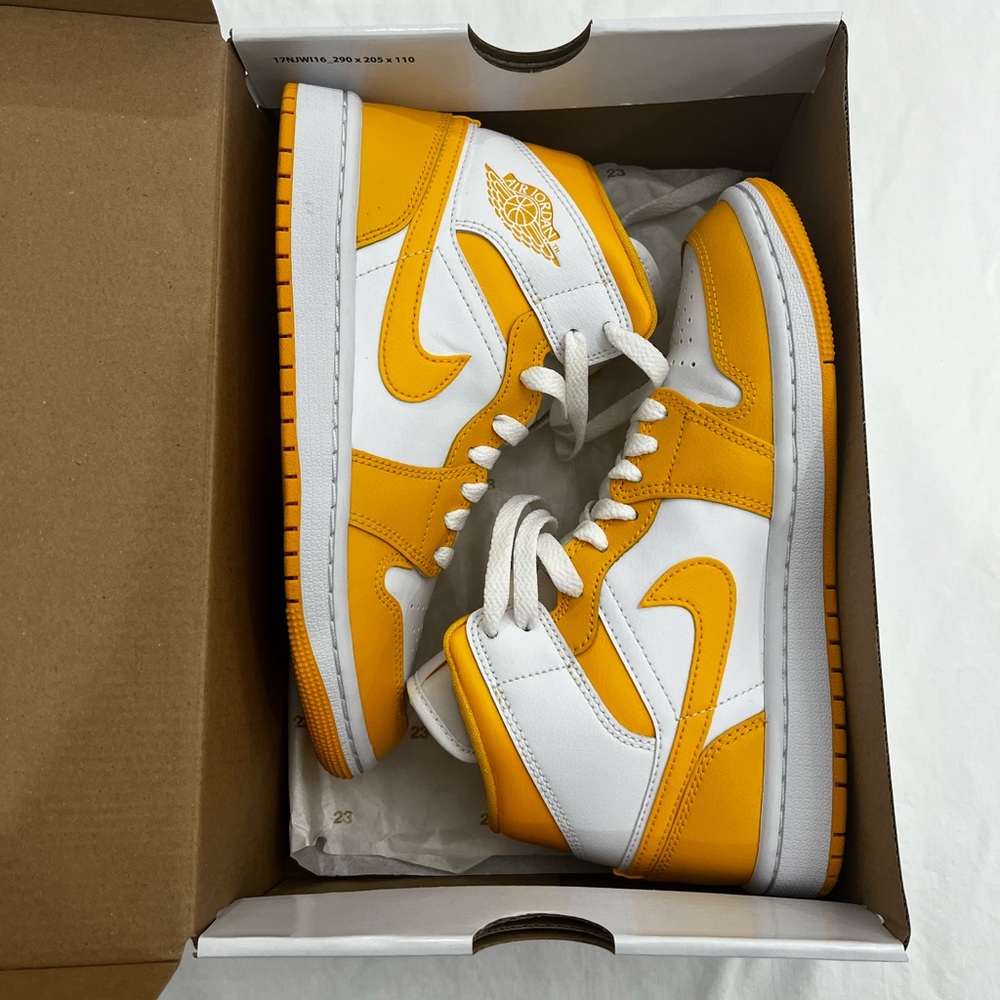 Air Jordan 1 mid sneakers in university gold SIZE 6